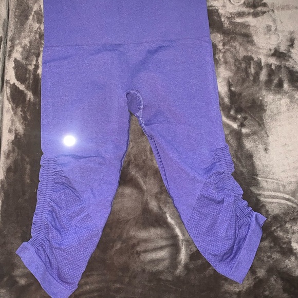 Purple lululemon cropped compression style - Picture 5 of 6